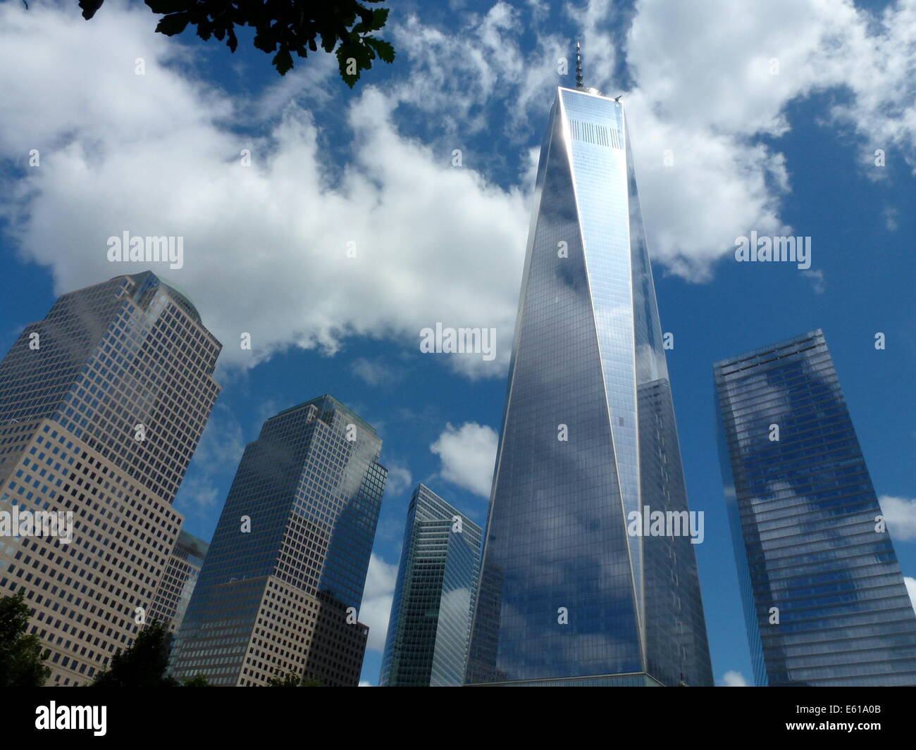 Wolken-Spiegel an der Fassade des One World Trade Center (WTC 1) Büro-Hochhaus, früher bekannt als der Freedom Tower befindet sich angrenzend zu der World Financial Center (WFC) (L) in New York City, USA, 20. Juni 2014. Auf der Website auch bekannt als Ground Zero, das sah die Zerstörung des World Trade Center in den Terroranschlag am 11. September 2001, wurde das WTC 1 Hochhaus gebaut. Das Gebäude, das seit 2006 im Bau gewesen ist das höchste Hochhaus in den Vereinigten Staaten, 541,3 Meter. Foto: Alexandra Schuler/Dpa - Nr. Drähte SERVICE- Stockfoto