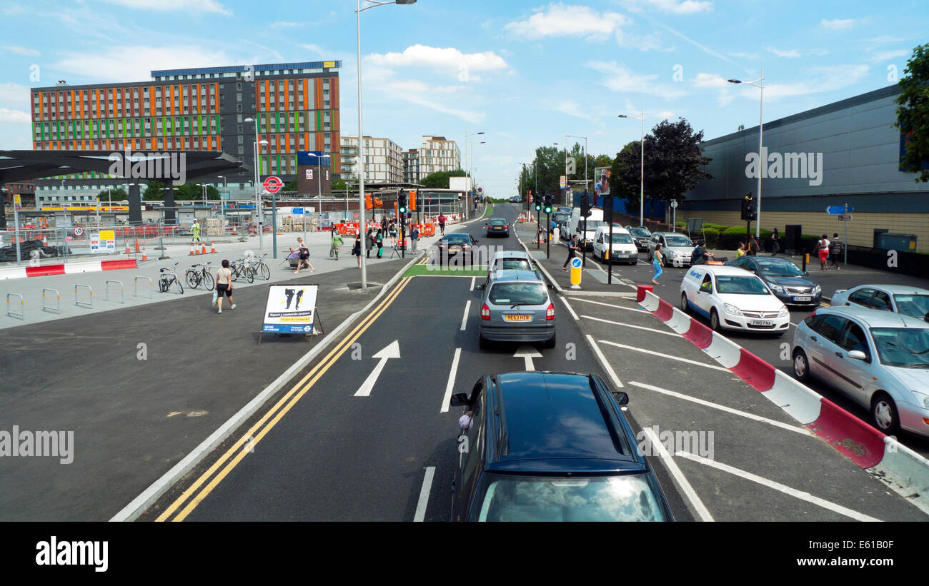 Verkehr in Baustellen auf der Fähre Lane in London auf der Suche nach Wald Straße und Hale Dorf wohnungen Tottenham Hale N 17 UK KATHY DEWITT Stockfoto