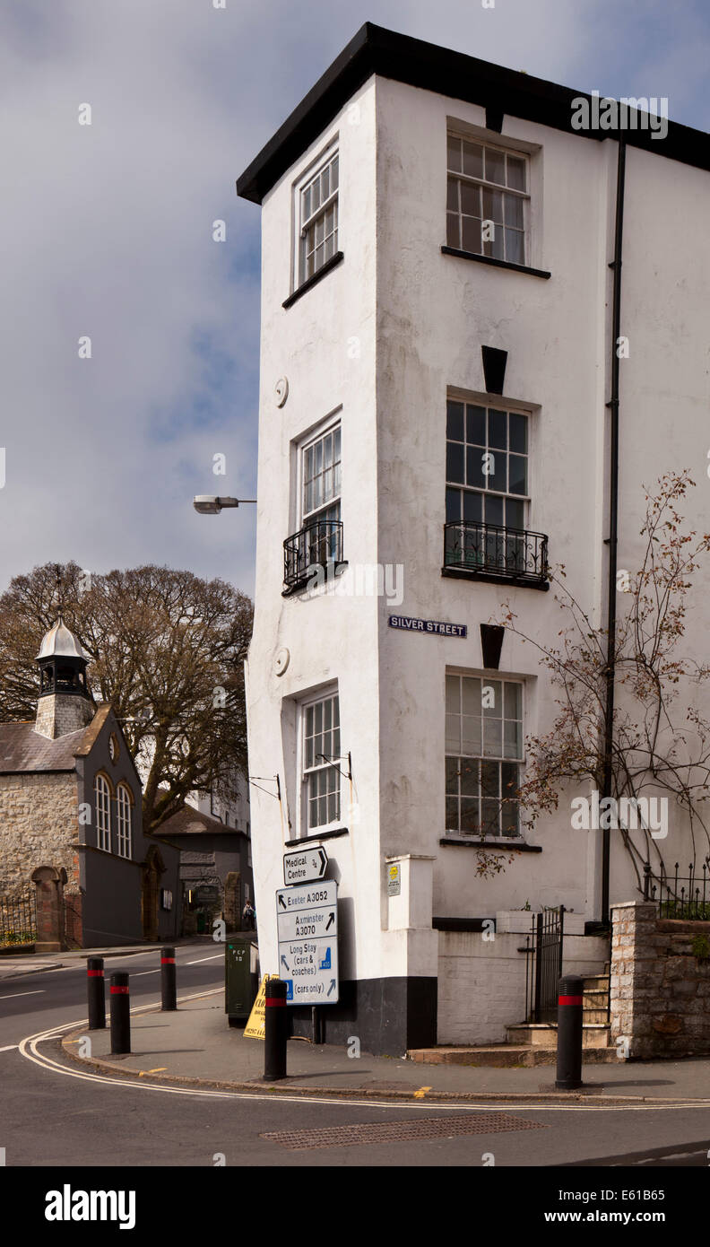 UK England, Dorset, Lyme Regis. Broad Street, 3-geschossiges Anwesen auf schmalen Grundstück Stockfoto