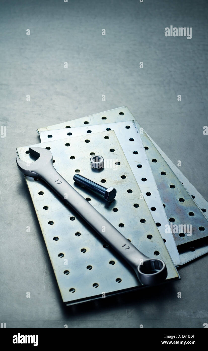 Schraubenschlüssel, Mutter und Schraube auf einer Metallplatte Stockfoto