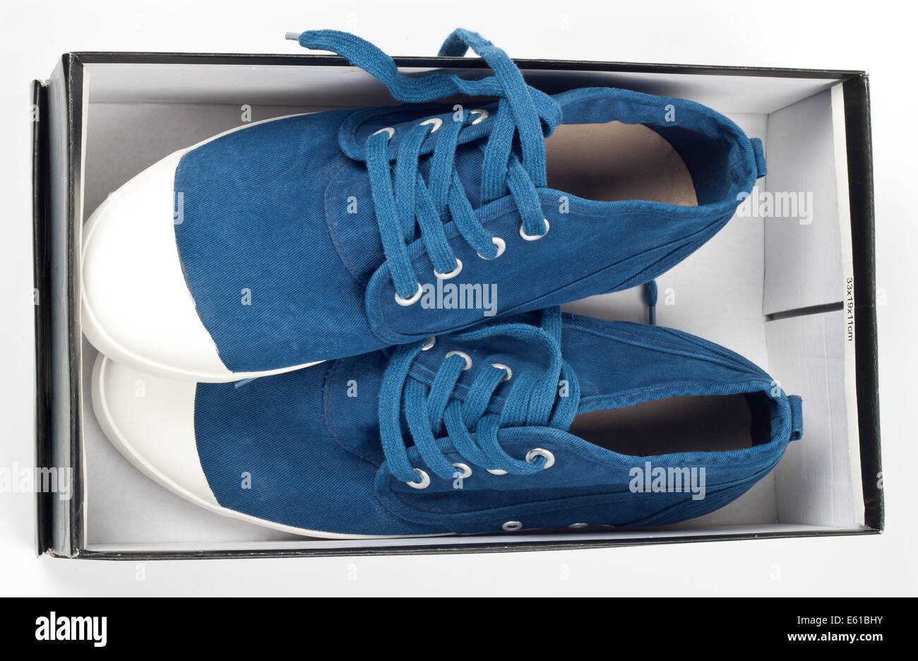 Ein paar neue blaue Schuhe im Schuhkarton Stockfotografie - Alamy