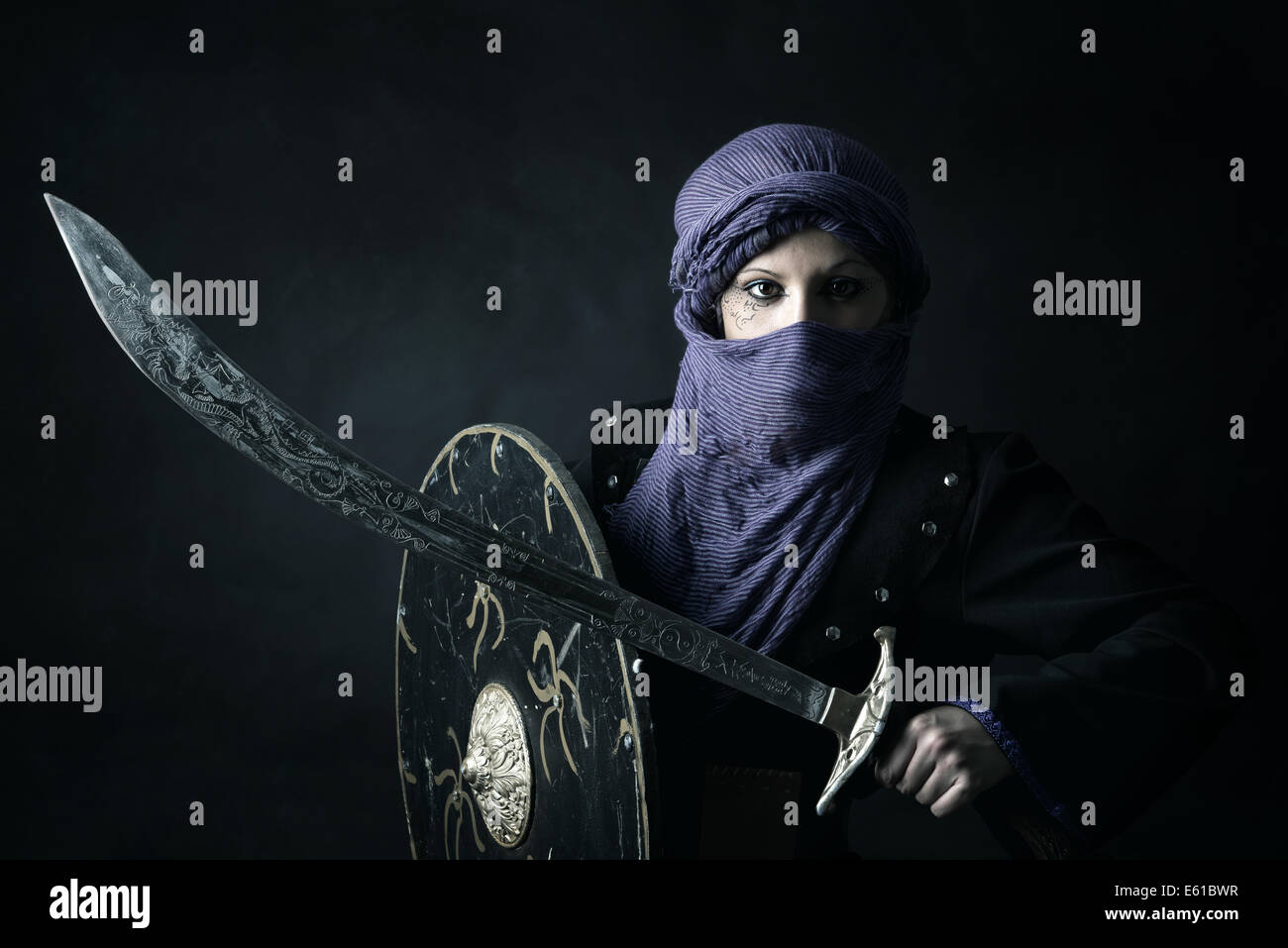 Arabische Frau Krieger Porträt vor einem dunklen Hintergrund Stockfoto