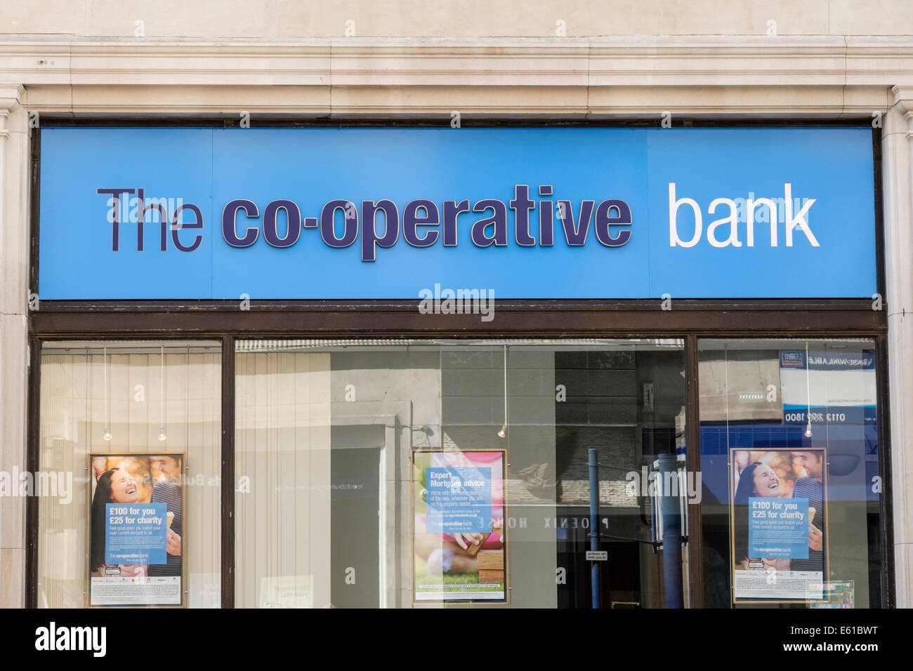 Die Co-Operative Bank Zeichen über dem Fenster. Manchester, England, UK, Großbritannien Stockfoto