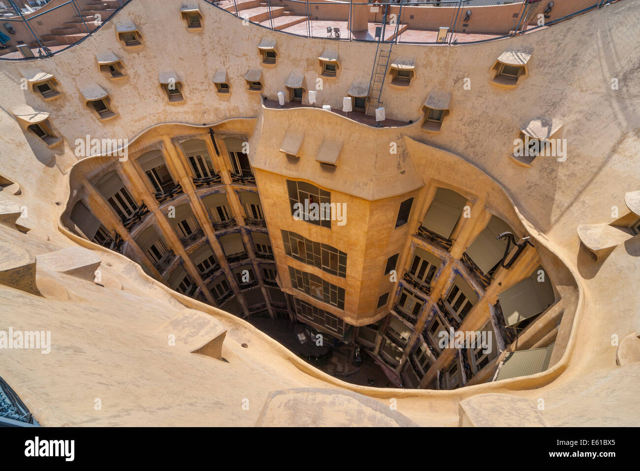 Innenhof Des La Pedrera Steinbruch Oder Casa Mila Abgeschlossen Ein Wellige Wohnblock Im Jahr 1910 Von Antoni Gaudi Jmh6293 Stockfotografie Alamy
