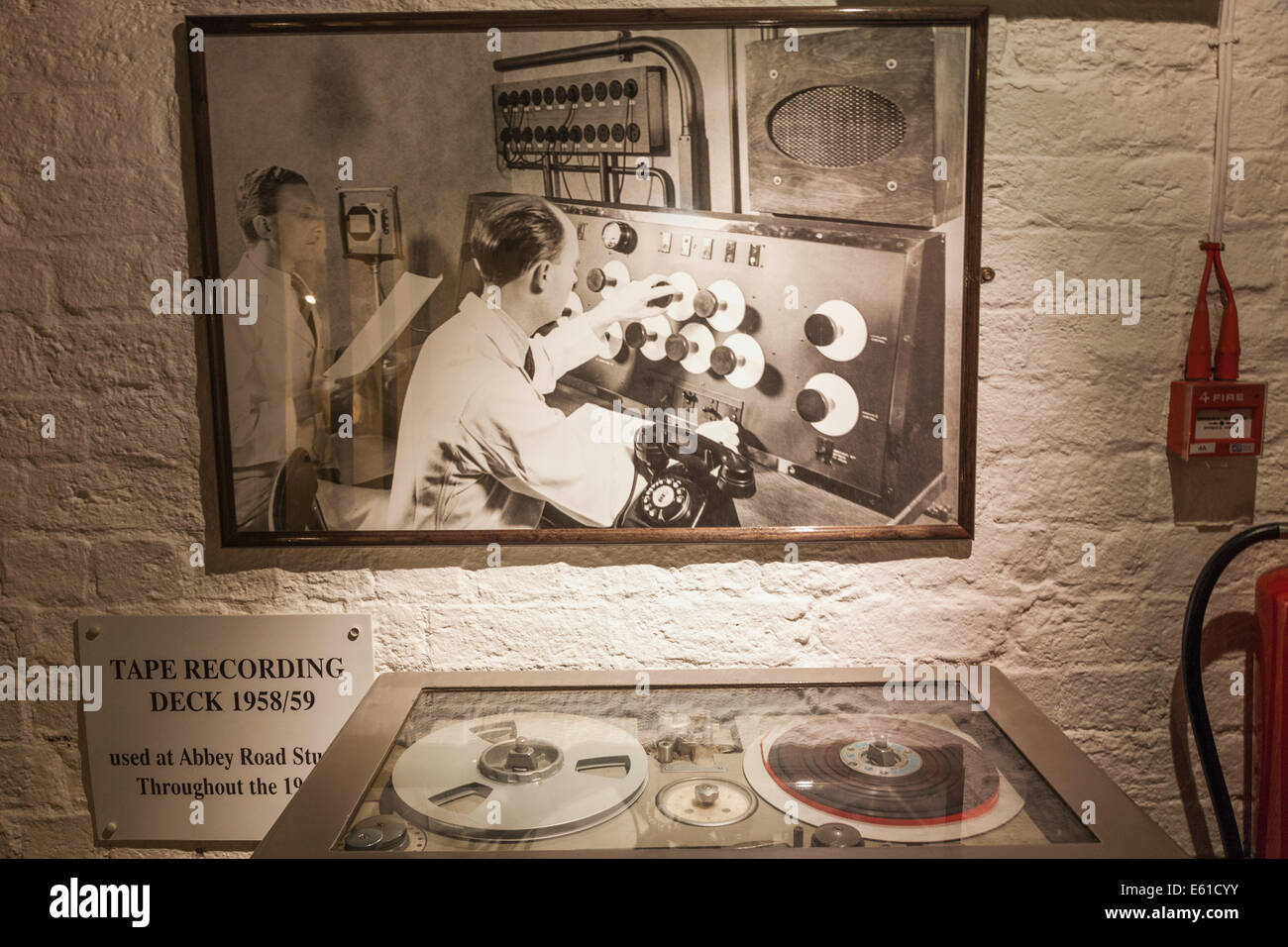 Merseyside, Liverpool, Albert Dock, die Beatles Story, ausstellen der Tonbandaufnahme Deck verwendet in den Abbey Road Studios in den 1950er Jahren Stockfoto