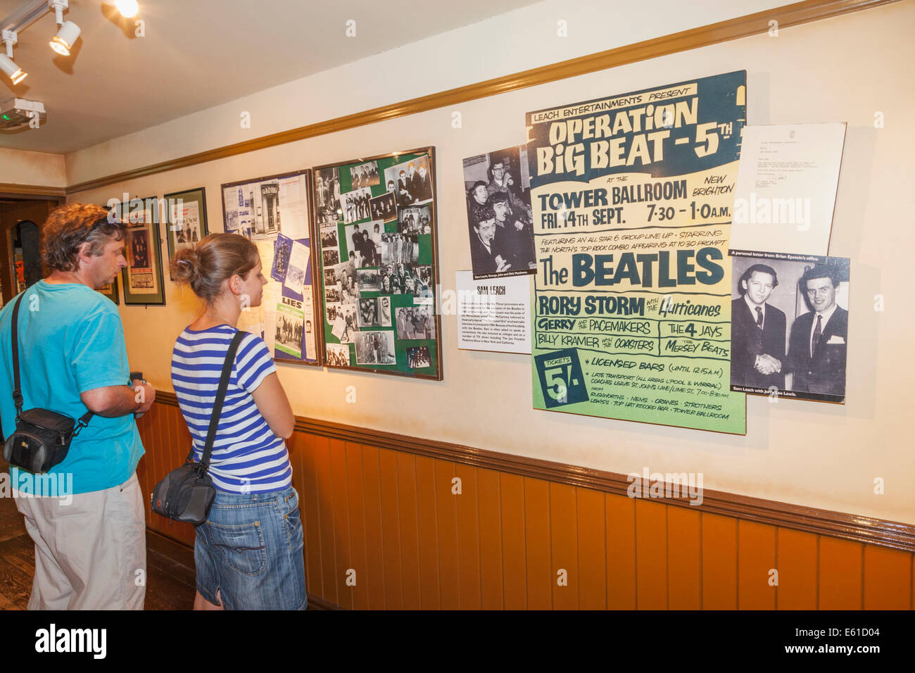 Merseyside, England, Liverpool, Albert Dock, die Beatles Story, Touristen auf der Suche im Konzert Erinnerungsstücke Stockfoto