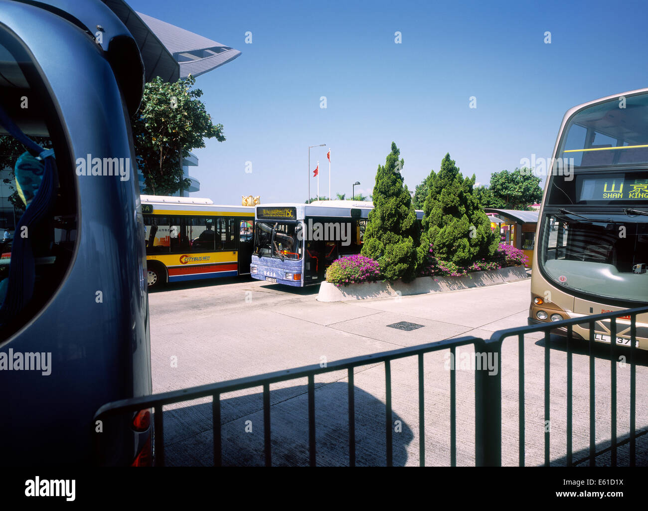 Tourenwagen und öffentlichen Bussen an Bushaltestellen in Hong Kong. Stockfoto