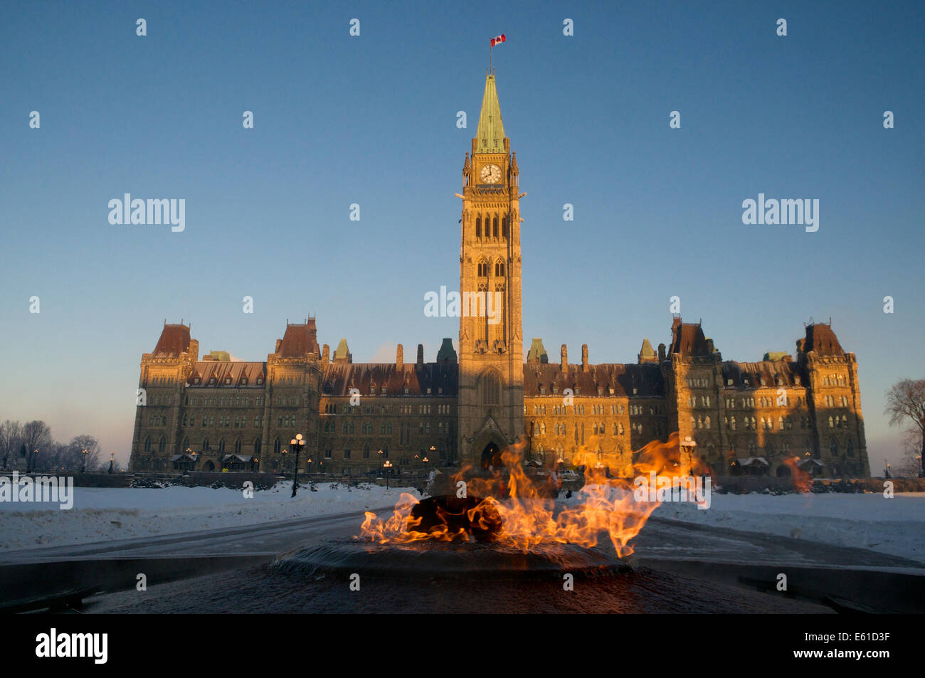 Der Centre Block Kanadas Parlamentsgebäude (House Of Commons) von Centennial Flame am Fuße des seinen Spaziergang gesehen. Stockfoto