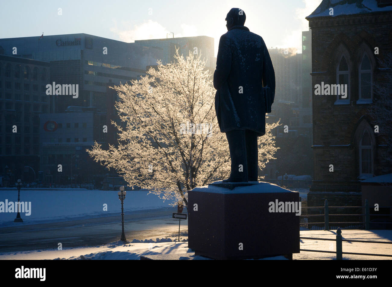 Statue des John George Diefenbaker auf dem Gelände Kanadas Parlamentsgebäude (House Of Commons). Stockfoto