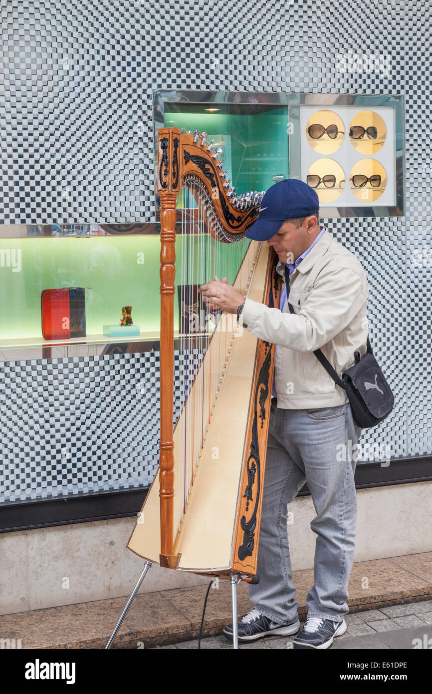 England, Manchester, Straßenmusiker spielt Harfe Stockfoto
