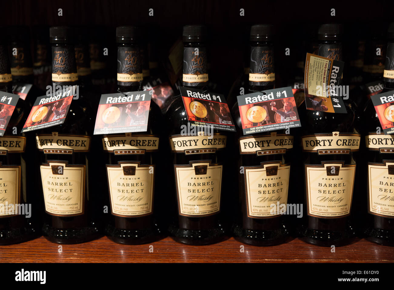 vierzig Creek Whisky Flasche Regale Stockfoto