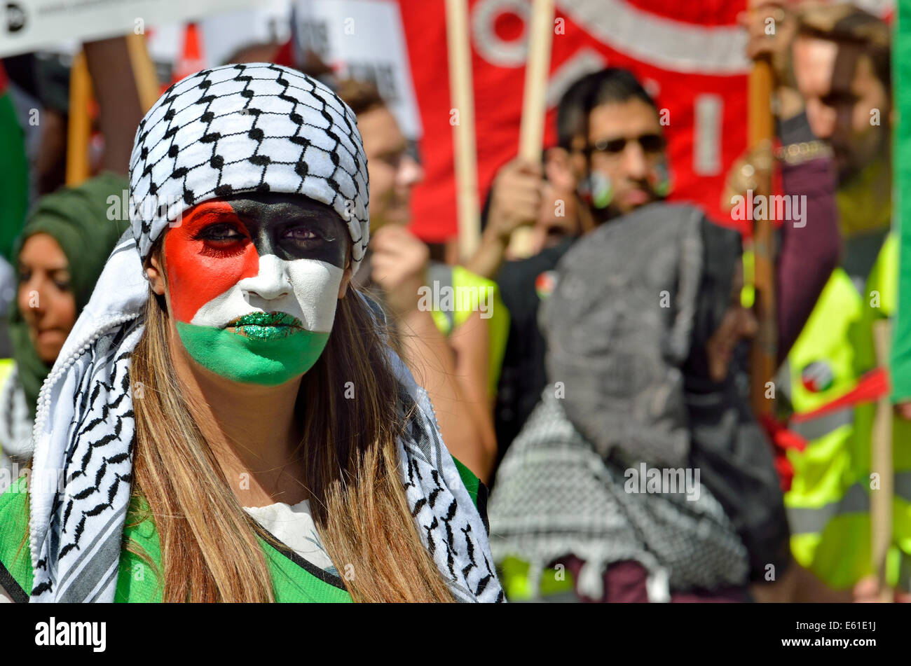 Junge Frau mit Gesicht bemalt mit den Farben der palästinensischen Flagge auf dem Marsch nach Gaza, London, 9. August 2014 Stockfoto