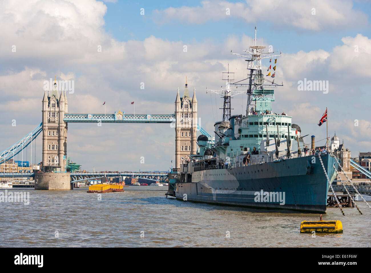 Die Tower Bridge und HMS Belfast Kriegsschiff auf dem Fluss Themse London England UK betrachtet von einem Boot auf dem Fluss. JMH6341 Stockfoto