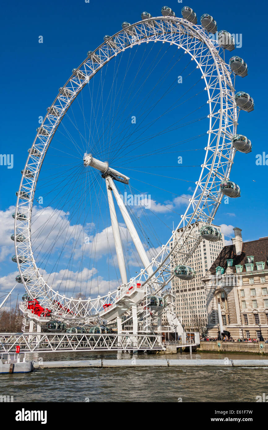 Das London Eye oder Millenium Wheel am Südufer der Themse in London England UK betrachtet aus dem Fluss. JMH6348 Stockfoto