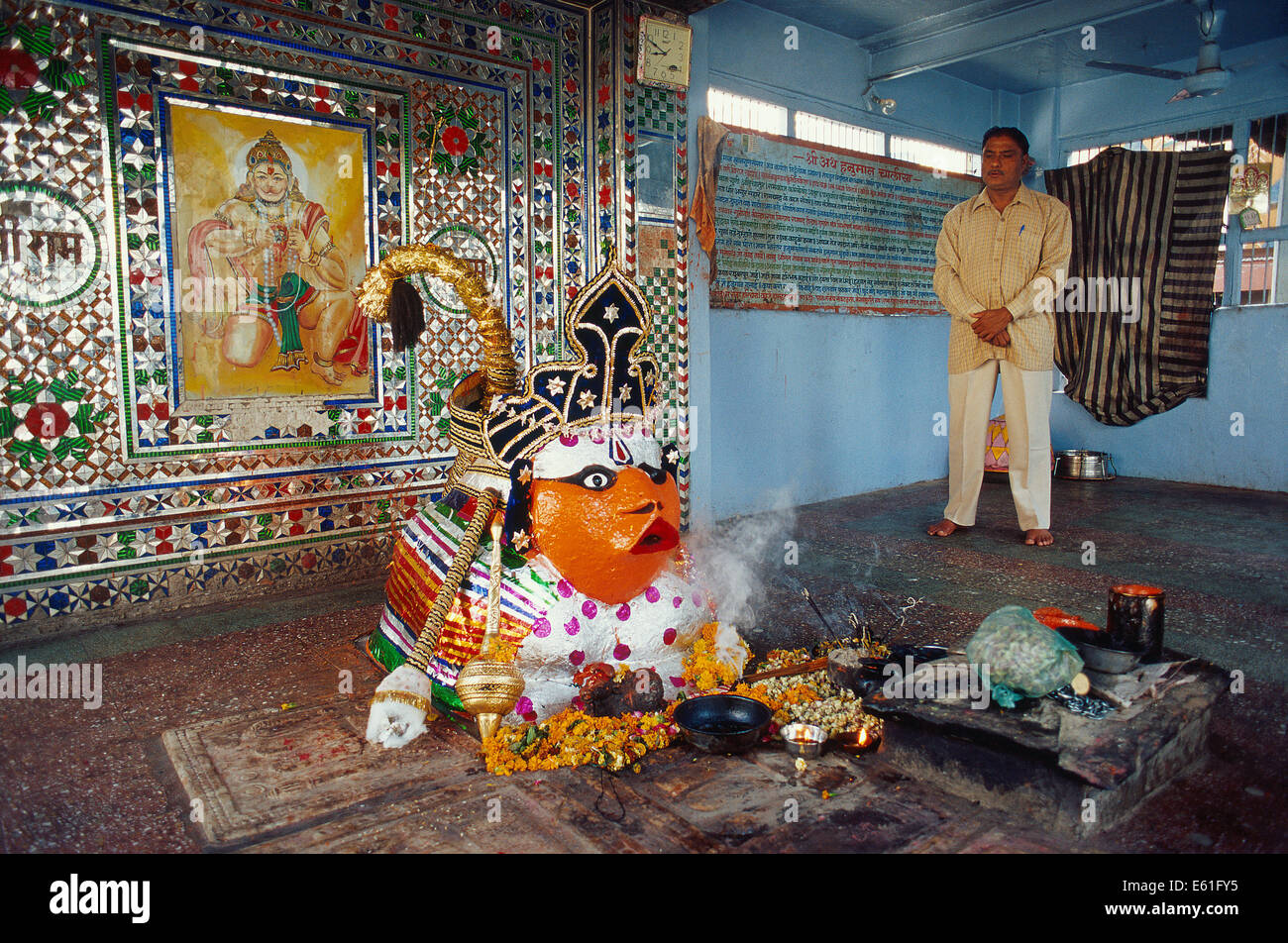 Idol von der hindu-Gott Hanuman in einem Tempel. Im Hintergrund, der Priester des Tempels (Indien) Stockfoto