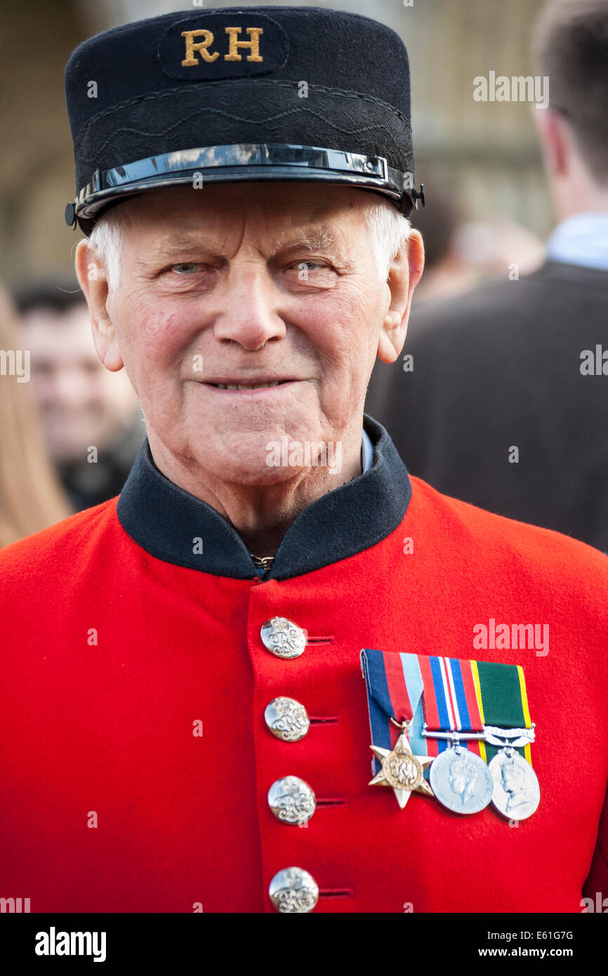 Cheslea Rentner aus der Royal Hospital London England UK in roter uniform mit Medaillen. JMH6361 Stockfoto