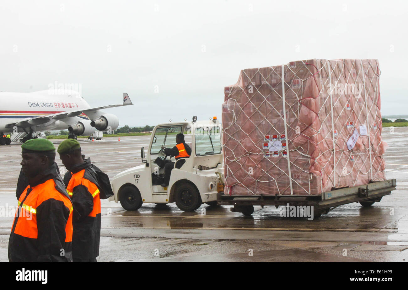 Conakry, Guinea. 11. August 2014. Arbeiter transportieren die Ebola-Hilfsgüter von China auf dem Flughafen in Conakry, der Hauptstadt von Guinea, 11. August 2014 zur Verfügung gestellt. Ein chinesisches Flugzeug mit humanitären Hilfsgütern nach Guinea, landete Sierra Leone und Liberia hier am Montag, die drei westafrikanischen Ländern gegen einen Ausbruch von Ebola-Epidemie zu kämpfen zu helfen. Die Vorräte Wert von 30 Millionen Yuan (4,9 Millionen US-Dollar) umfassen medizinische Schutzkleidung, Desinfektionsmittel, Thermo-Detektoren und Medikamente. Bildnachweis: Youssouf Bah/Xinhua/Alamy Live-Nachrichten Stockfoto