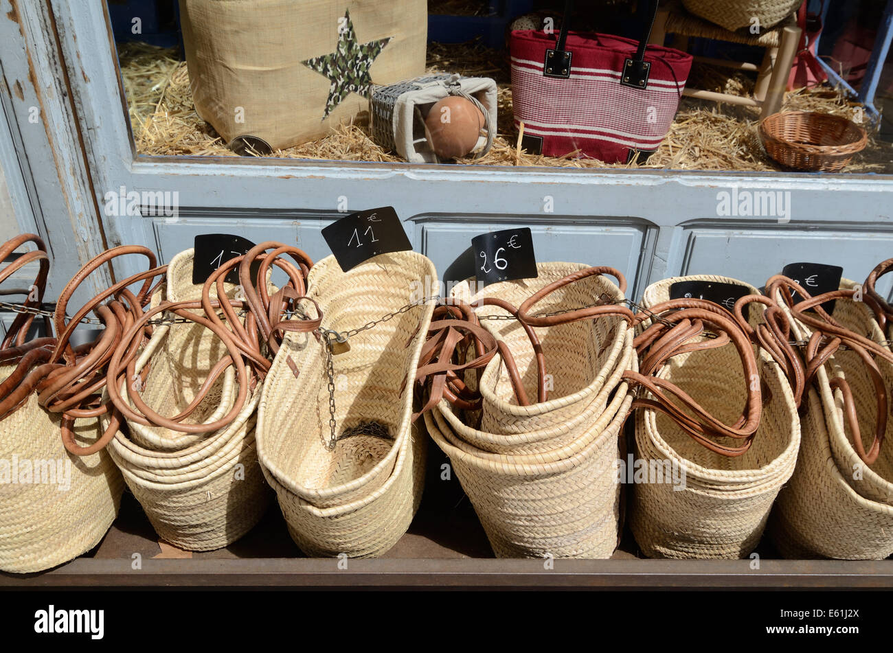 Traditionelle Warenkörbe für den Verkauf außerhalb Bag Shop oder Stall Nice Côte d ' Azur-Frankreich Stockfoto