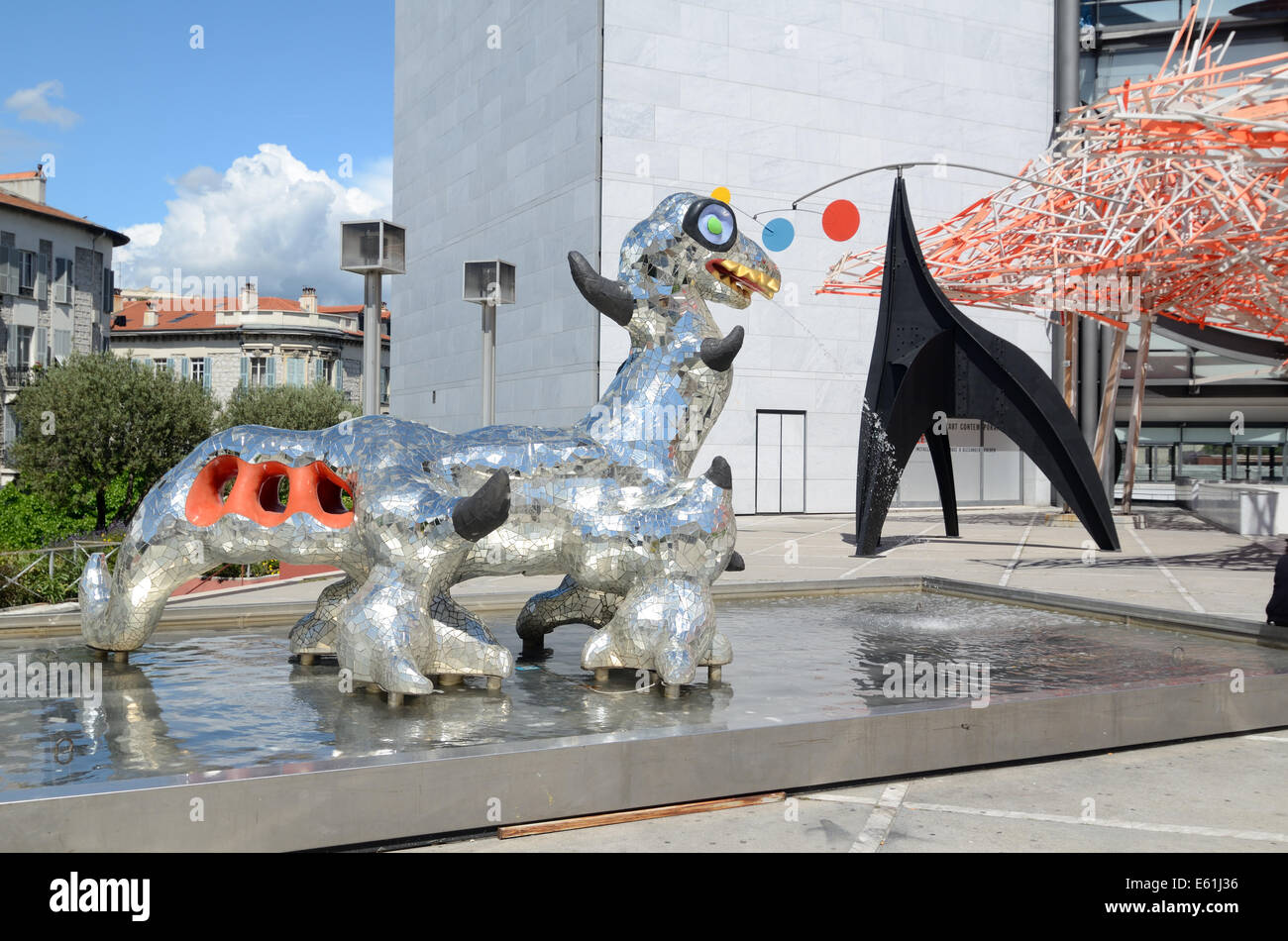 Loch Ness Monster Skulptur von Niki de Saint Phalle außen Modern Art Museum oder Musée d ' Art moderne Ma-nette Alpes-Maritimes Stockfoto