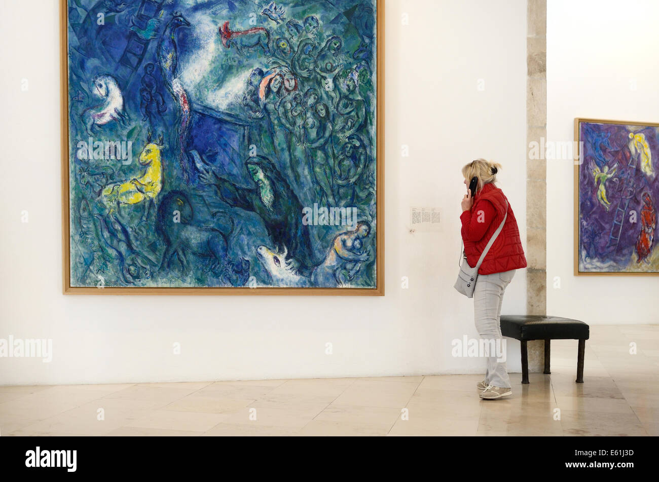 Besucher oder Touristen bewundert Chagall Malerei im Marc Chagall-Museum und Kunstgalerie Cimiez Nizza Alpes-Maritimes Frankreich Stockfoto