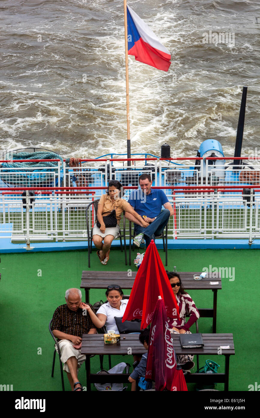 Kreuzfahrtschiff Tour auf der Moldau, Menschen an Bord, Flagge, Prag, Touristen Tschechische Republik Tourismus Stockfoto