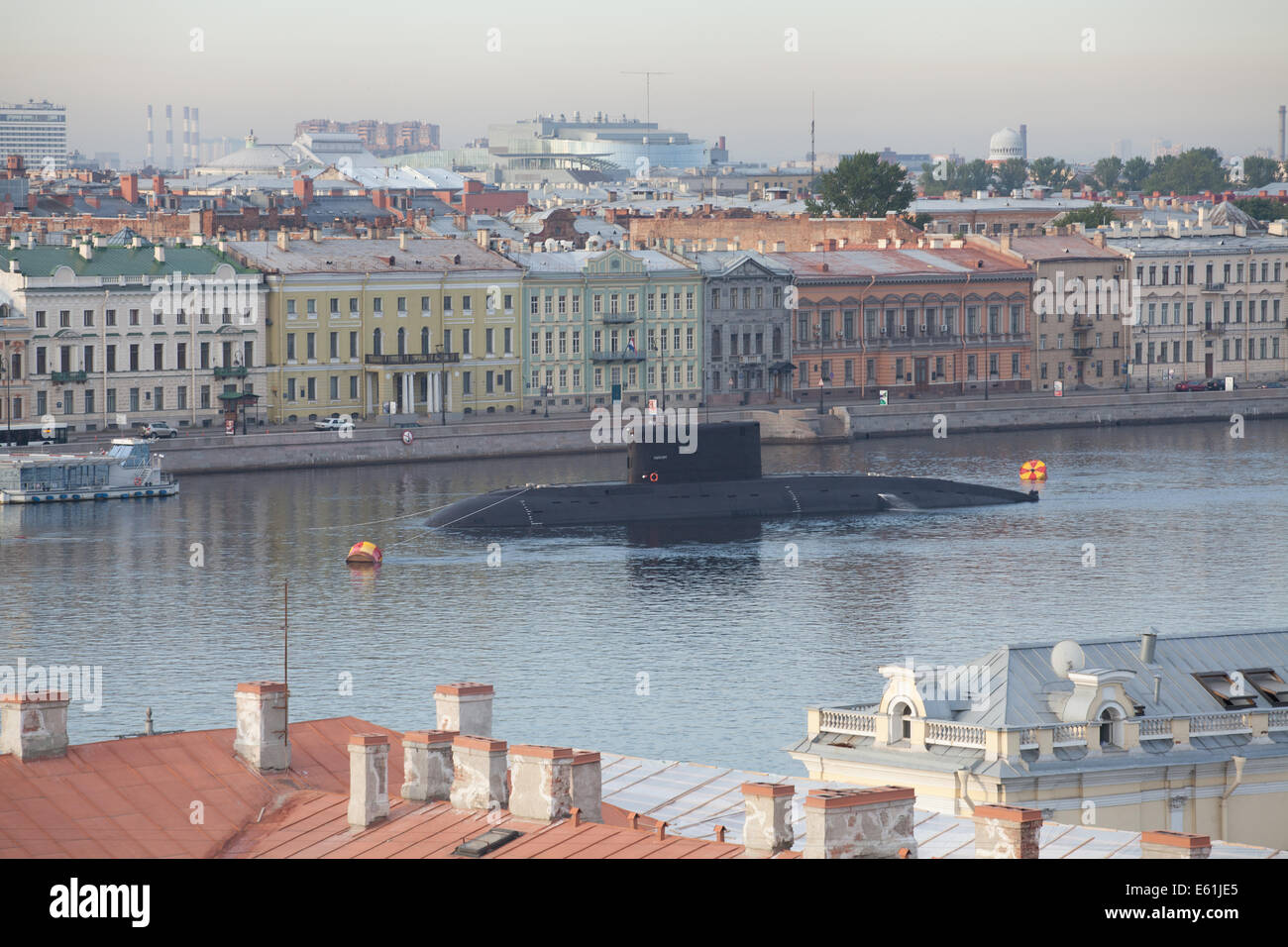 U-Boot „Wyborg“. Das englische Ufer der Newa, St.Petersburg, Russland. Stockfoto