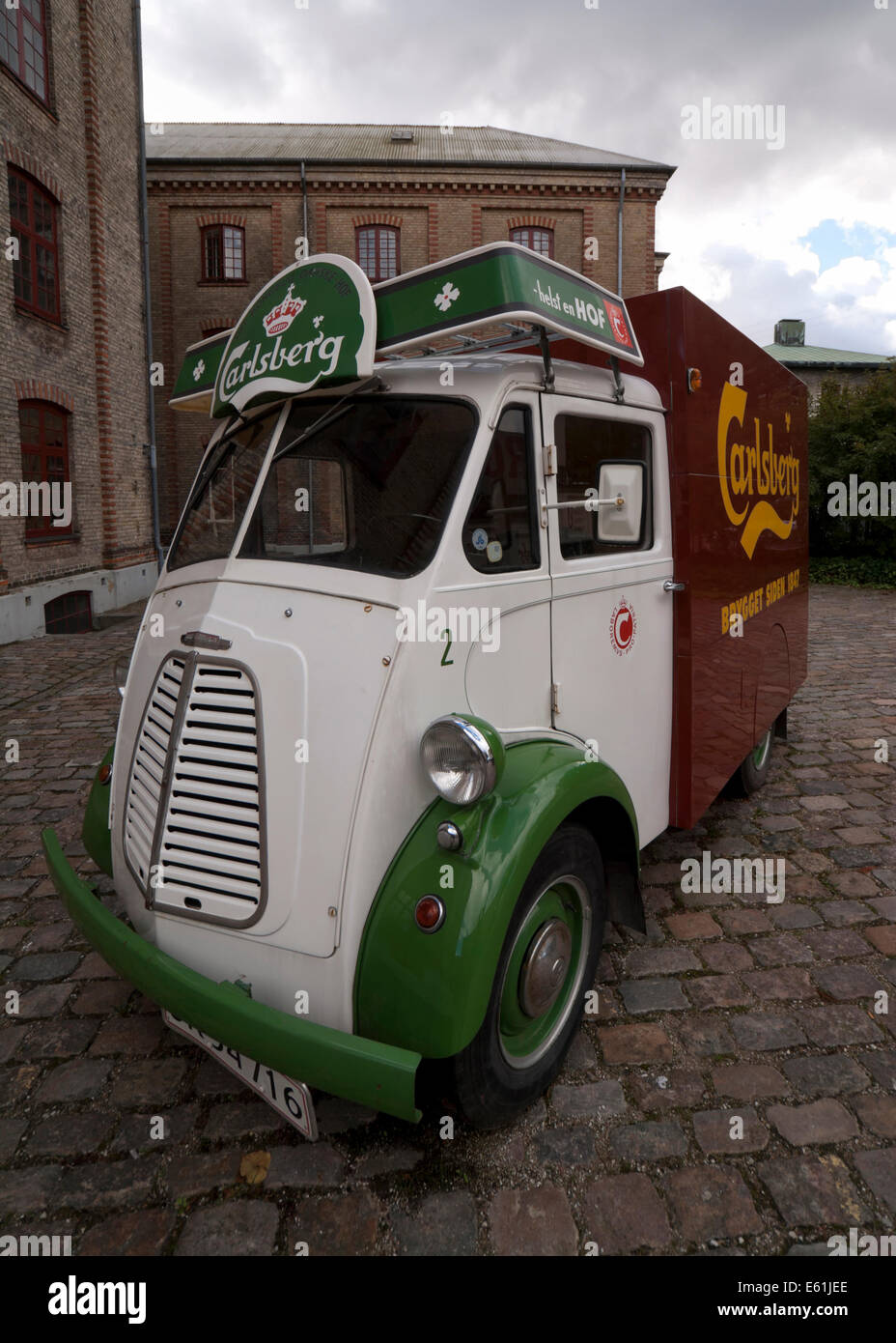 Schuss mit einem Weitwinkel von vorne rechts von der kleinen weißen Carlsberg van hautnah. Stockfoto