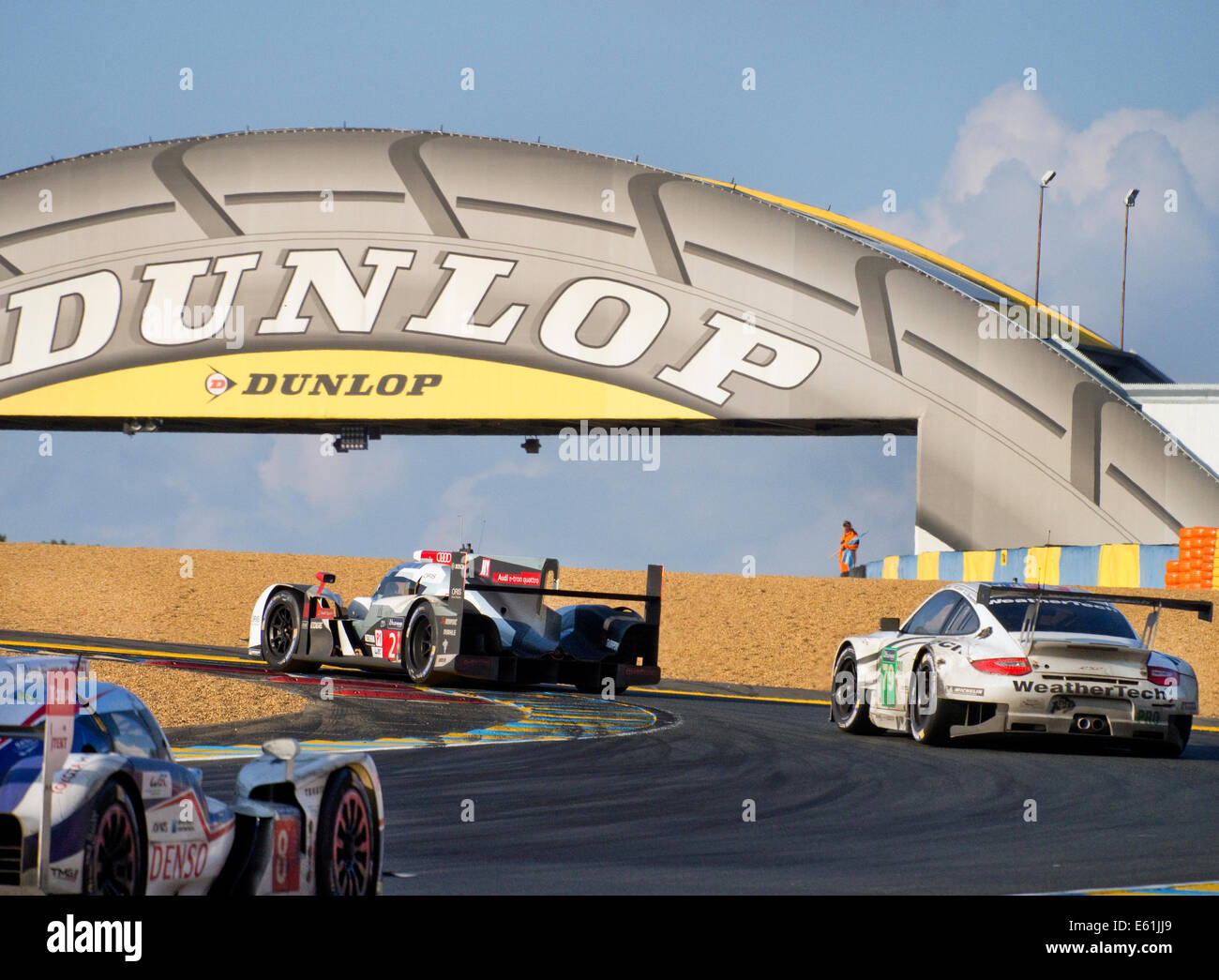 Sonnenuntergang Tag1/2014 Le Mans 24 h Audi R18 e-Tron Nr. 2 Rennwagen (Gewinner) unter der Dunlop-Brücke. Stockfoto