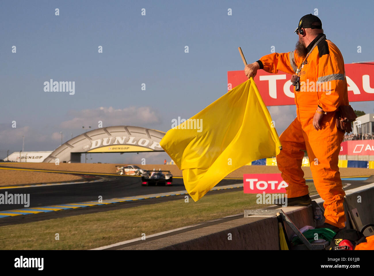 Flagge Marschall winken gelbe Flagge bei Dunlop Brücke Le Mans 24 h Rennen 2014 Stockfoto