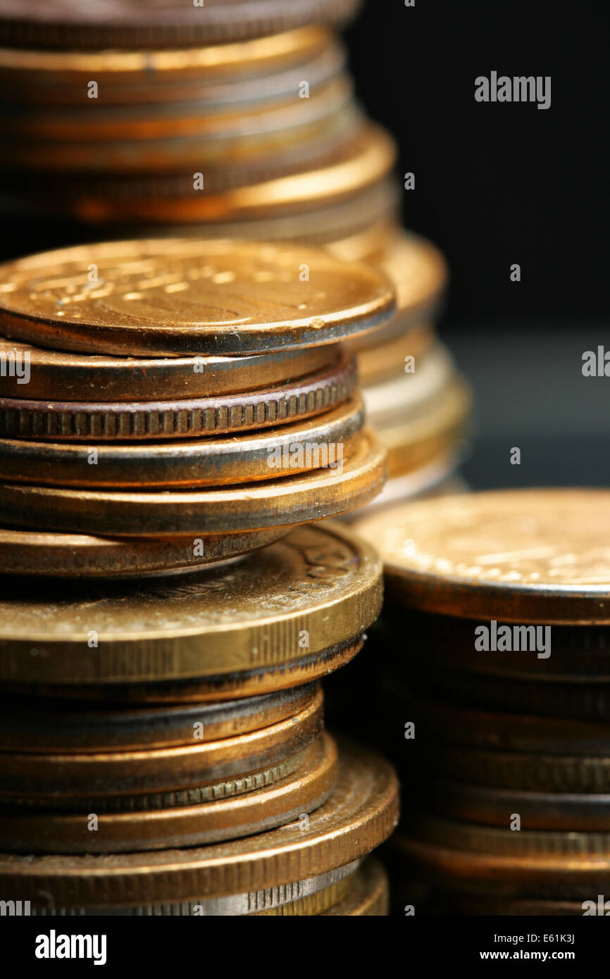 Münzen-Stacks Nahaufnahme auf schwarzem Hintergrund Stockfoto