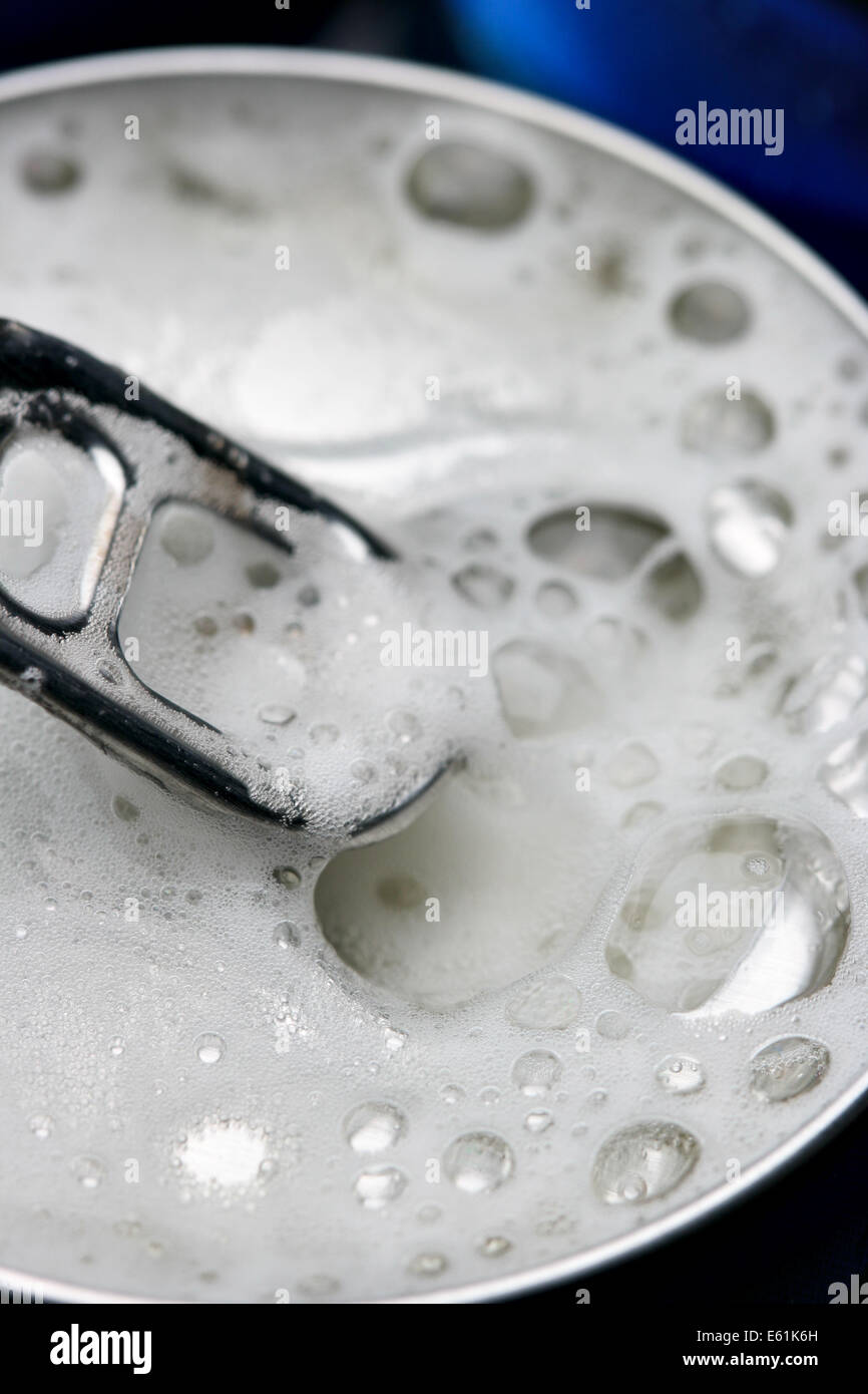 Geöffnete Bierdose mit Schaum Nahaufnahme Stockfoto