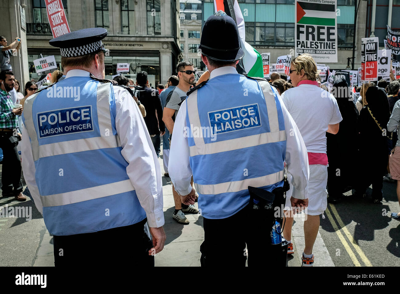 Zwei Polizisten Verbindungsbeamten auf Aufgabe an einer Demonstration in London. Stockfoto