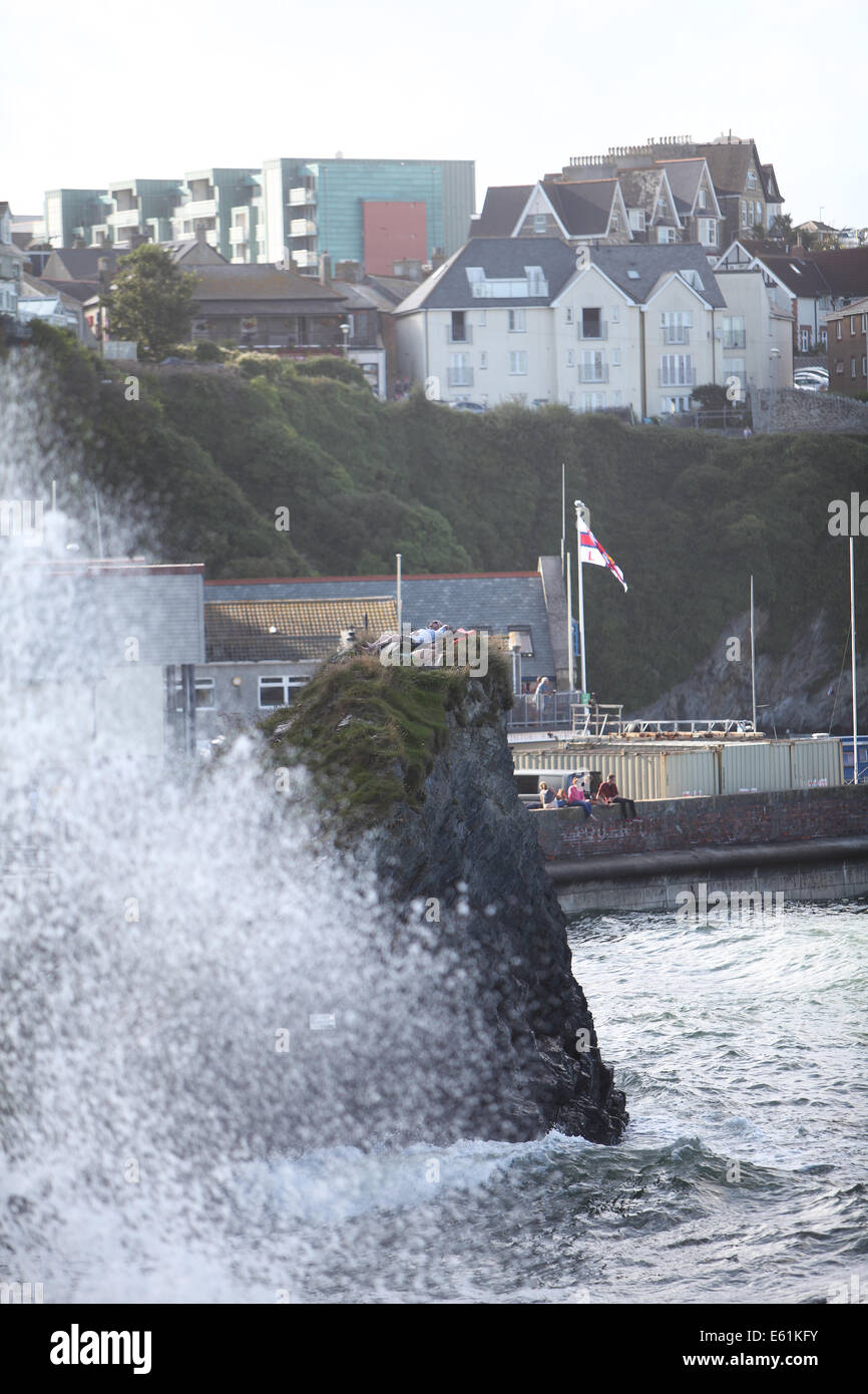 Newquay, Cornwall, UK. 10. August 2014. Wetter: Die Reste der Hurrikan Bertha traf die kornische Küste Seegang und hohe Brandung verursachen. Zwei Männer sind auf einem Felsen durch die Brandung gefangen und müssen warten auf die Flut zu ändern, bevor Sie in der Lage, zu verlassen. Bildnachweis: Nicholas Burningham/Alamy Live-Nachrichten Stockfoto