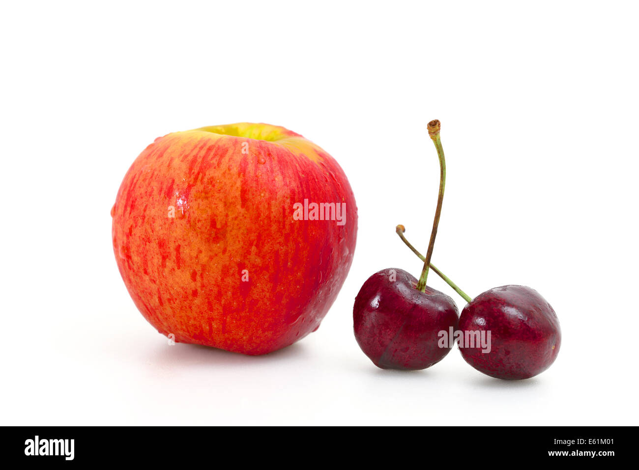 roter Apfel mit Kirsche Stockfoto