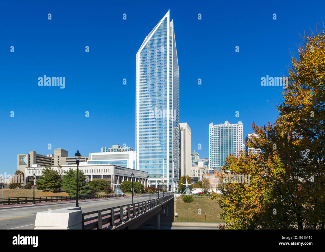 Die Skyline der Innenstadt von South Tryon Street Bridge mit der Duke Energy Wolkenkratzer im Vordergrund, Charlotte, North Carolina, USA Stockfoto