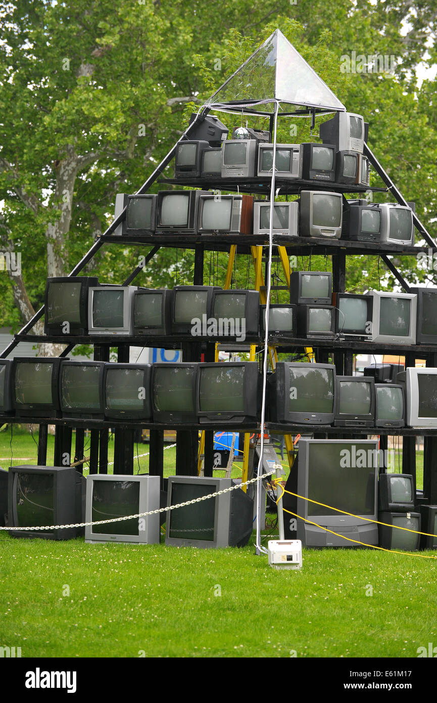 Eine Pyramide von Fernsehgeräten in einem Park in London, Ontario. Stockfoto