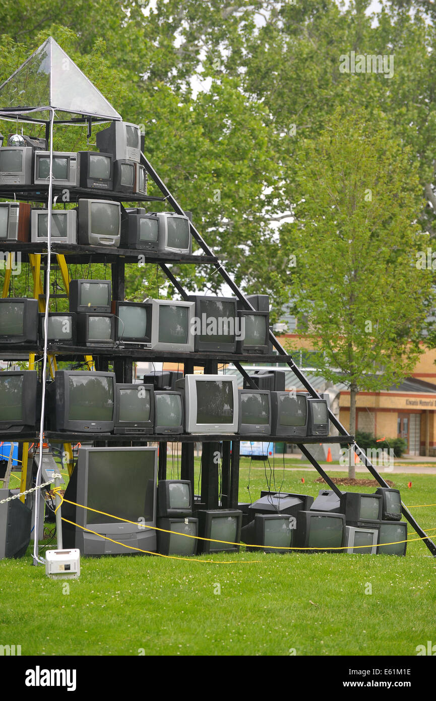 Eine Pyramide von Fernsehgeräten in einem Park in London, Ontario. Stockfoto