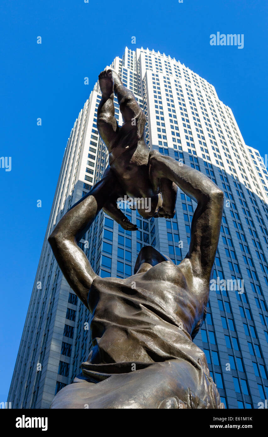 Einer der "Skulpturen auf dem Platz" am Schnittpunkt der Tryon St. & Handel St mit Bank of America Tower hinter Charlotte, NC, USA Stockfoto