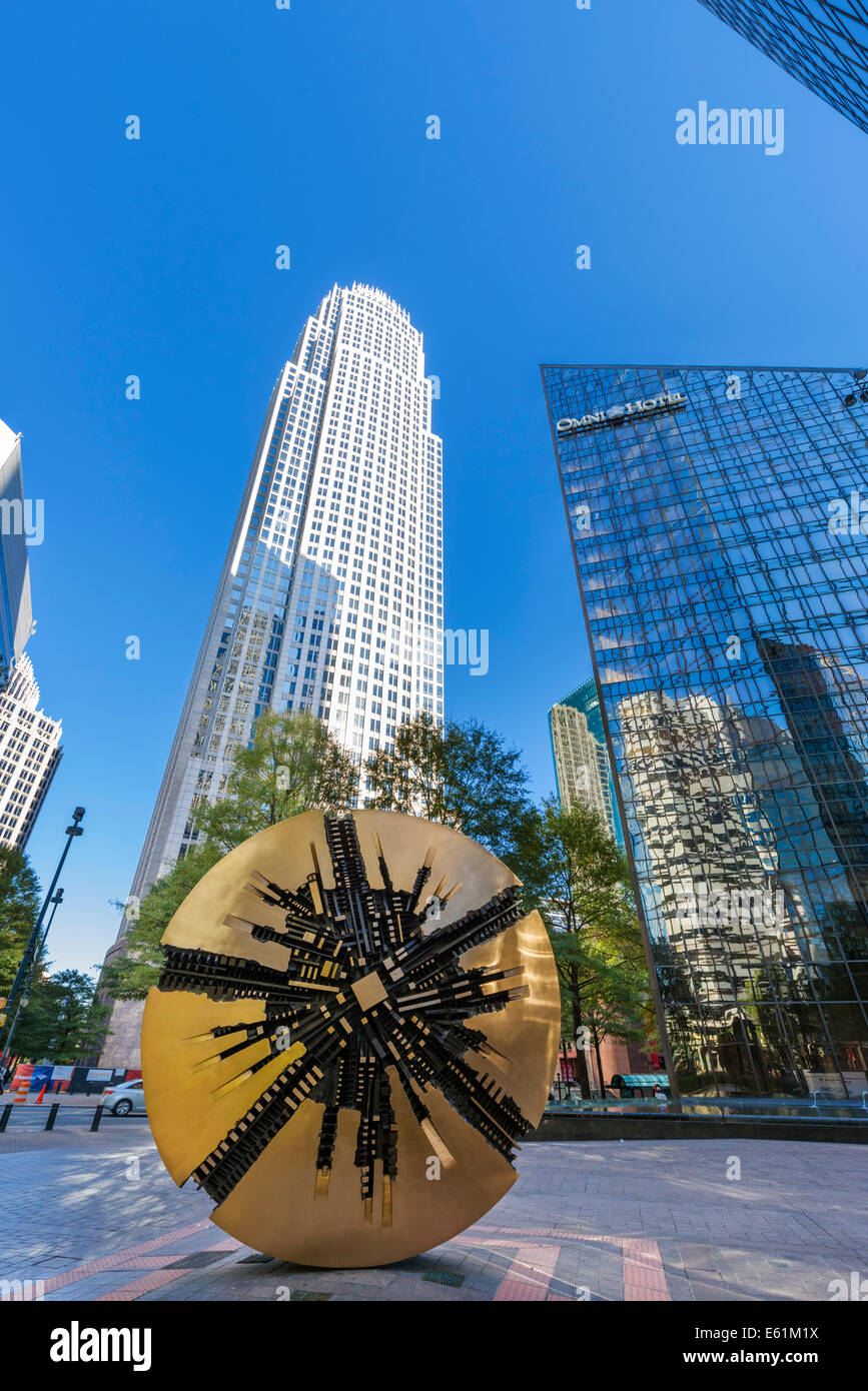 Arnaldo Pomodoros "Il Grande Disco" Bildhauerei an der Kreuzung der Tryon & Handel St mit Bank of America Tower, Charlotte, NC, USA Stockfoto