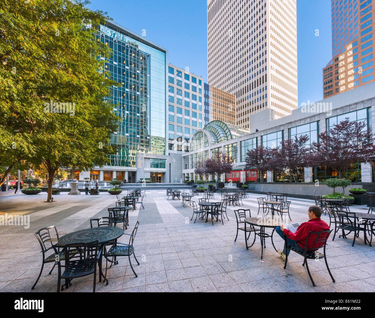 Die Plaza in zwei Wells Fargo Center in der Innenstadt von Charlotte, North Carolina, USA Stockfoto
