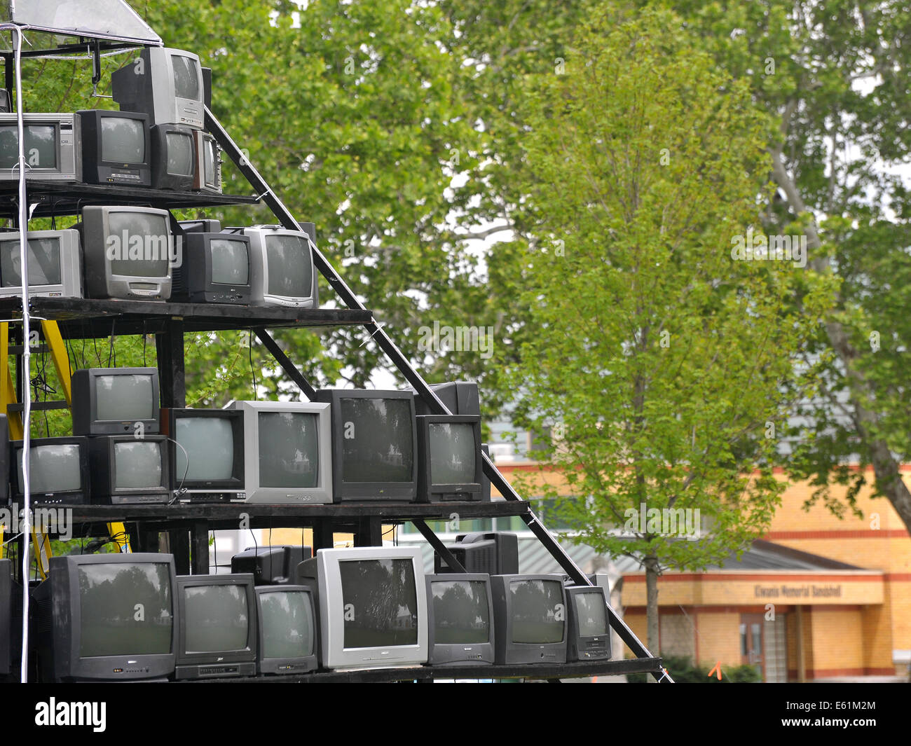 Eine Pyramide von Fernsehgeräten in einem Park in London, Ontario. Stockfoto