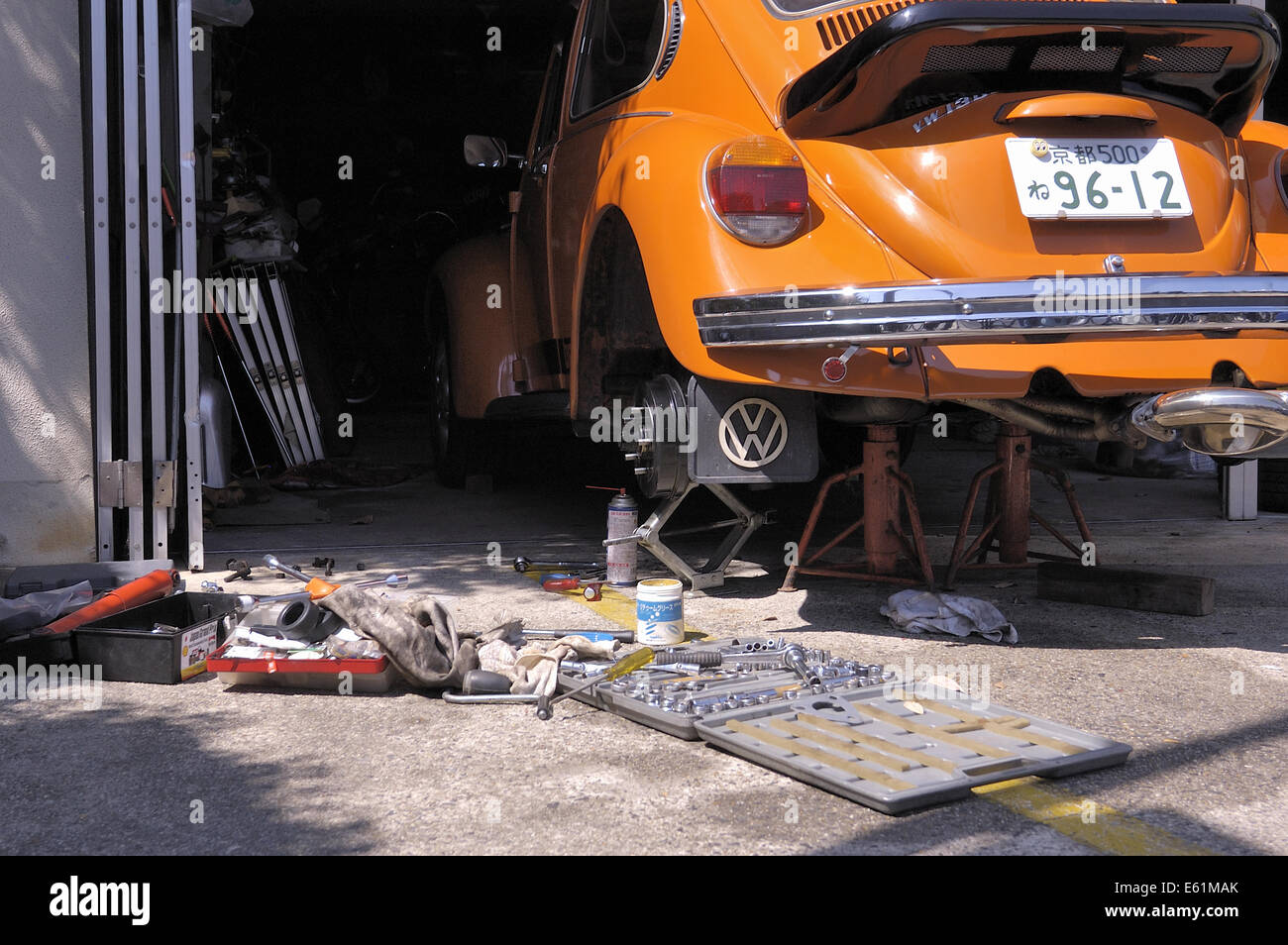 Ein VW-Käfer-Auto am Auto Mechaniker-Werkstatt, Kyoto, Japan Stockfoto