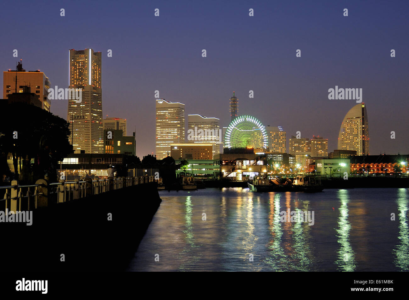 die Skyline der Innenstadt in der Dämmerung, Minato Mirai, Yokohama, Japan Stockfoto