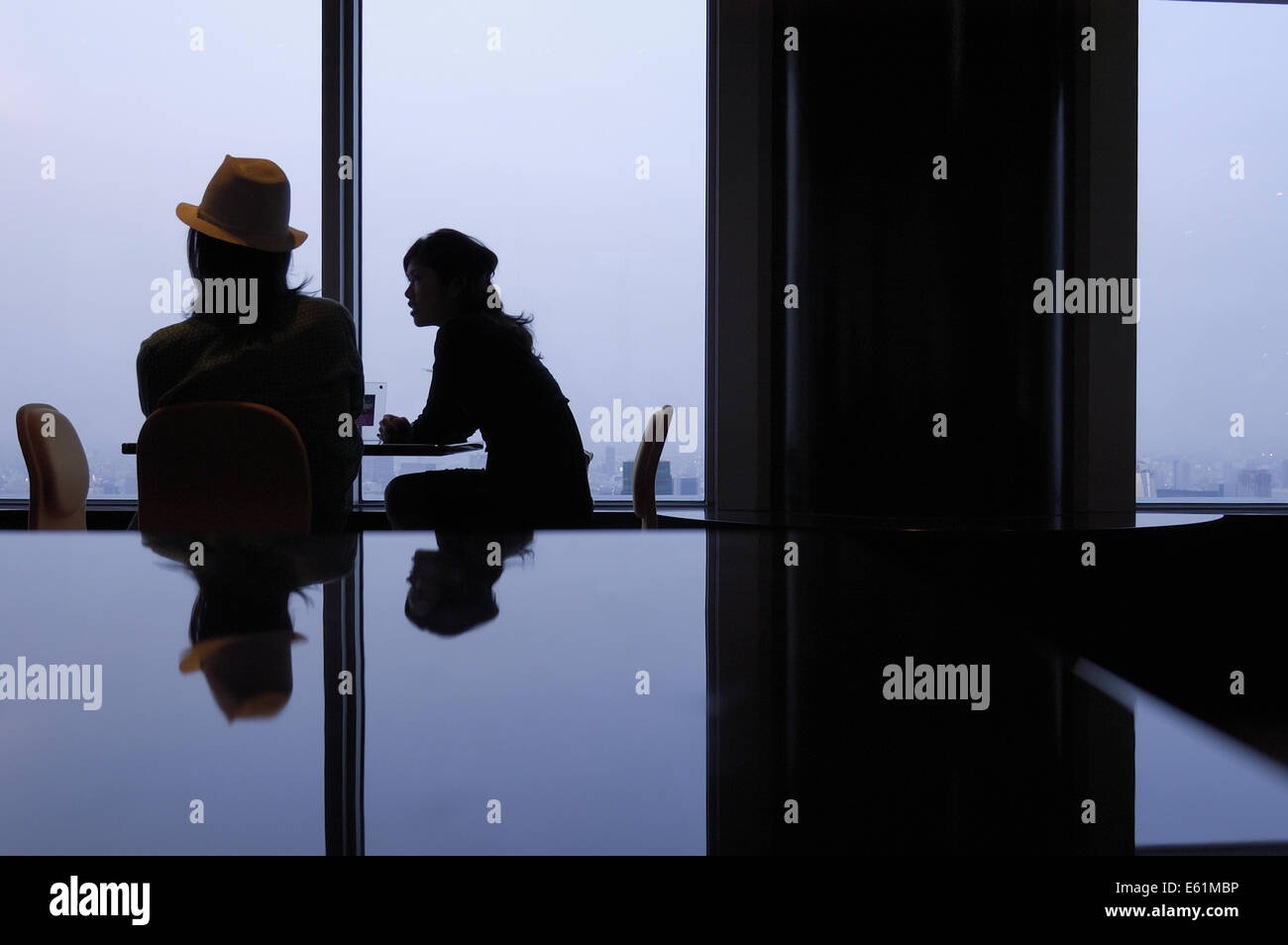 Besucher am Tokyo City View in Roppongi Hills Mori Tower Tokyo, Japan Stockfoto