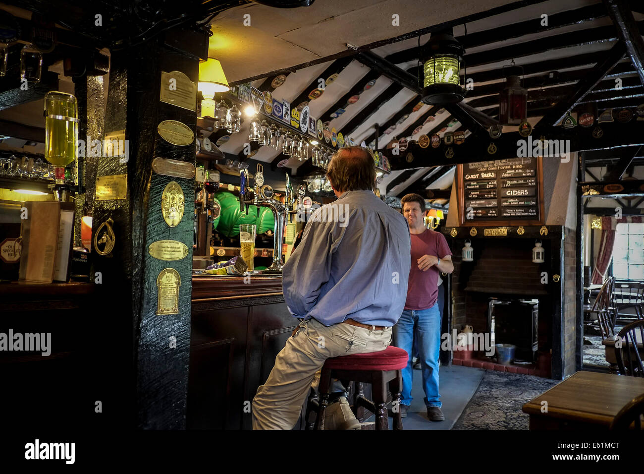 Der Innenraum des historischen alten Hund Public House im Herongate in Essex. Der Pub ist eine traditionelle Country Pub aus dem 17. Jahrhundert. Stockfoto