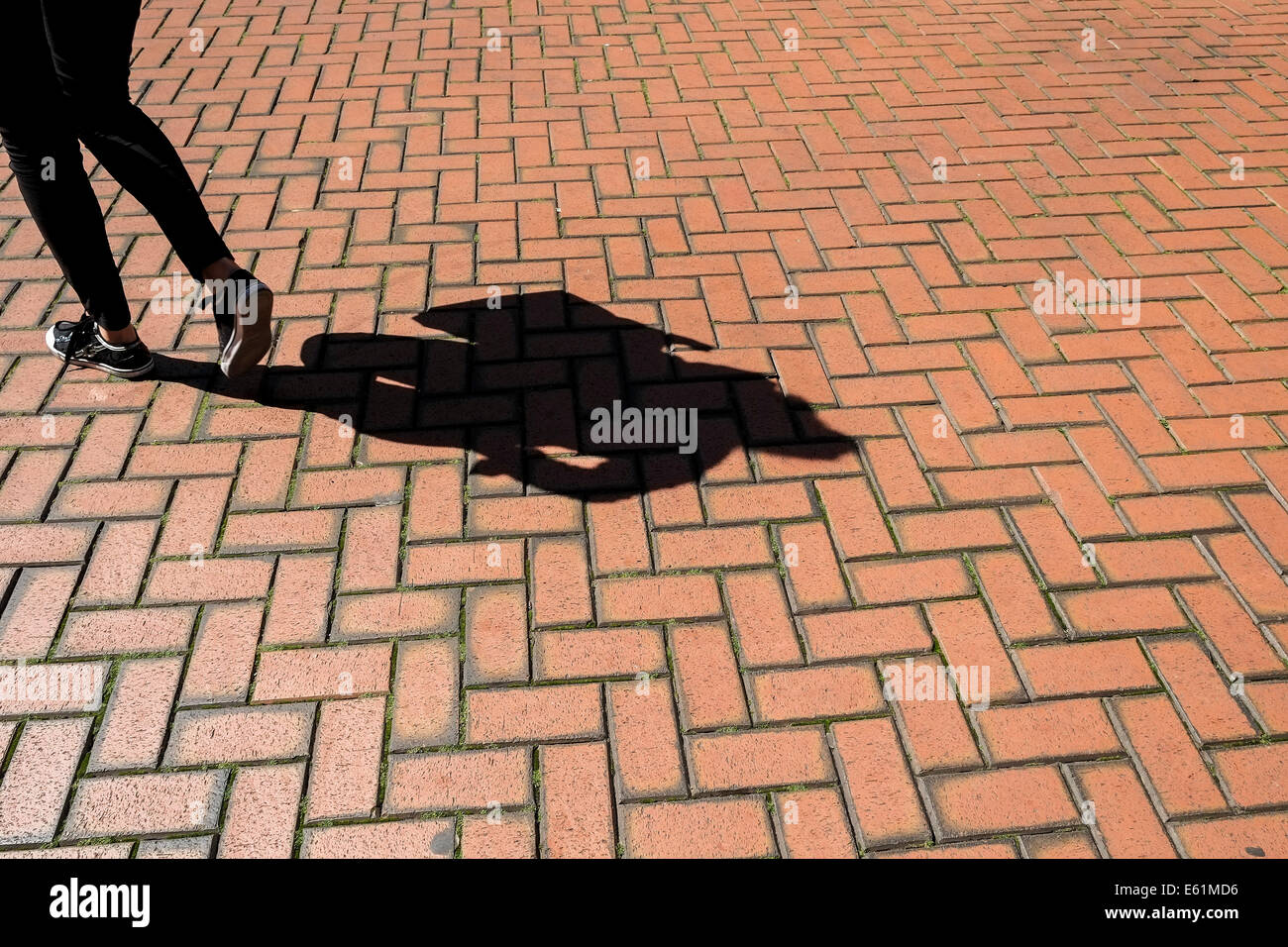 Ein Schatten von einer Person zu Fuß. Stockfoto