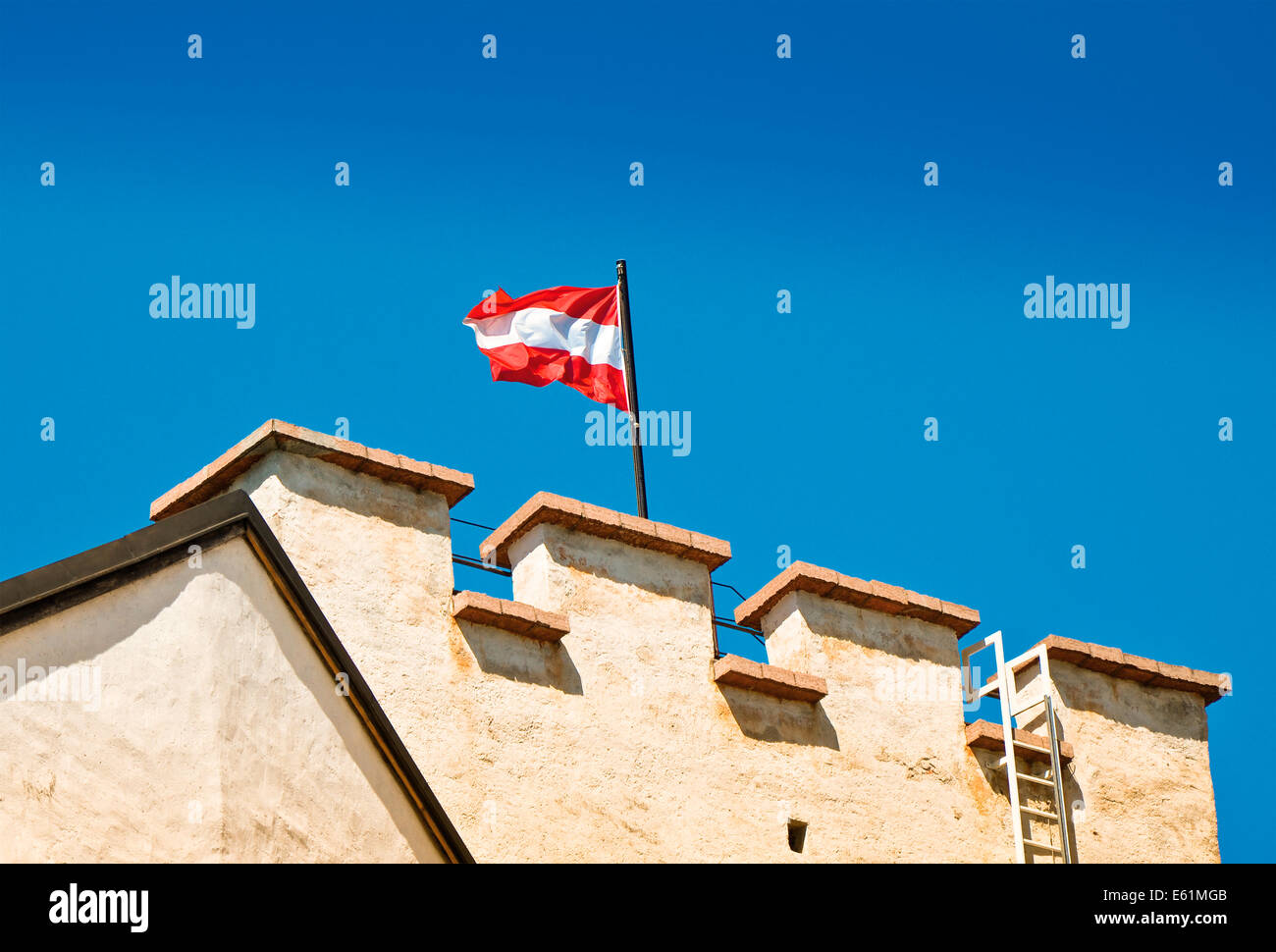 Österreich Flagge auf der Festung Hohensalzburg - österreichische Flagge gehisst auf einem Turm der Festung in Salzburg. Stockfoto