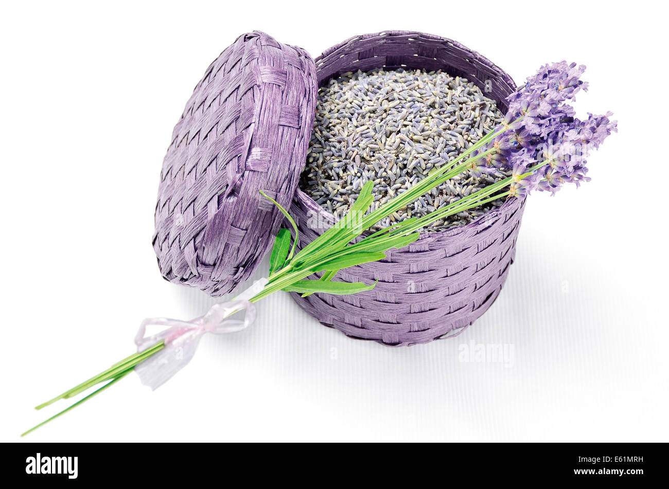 Lavendel-Box - getrocknete und frische Lavendelblüten in einem lila Bast Korb. Stockfoto
