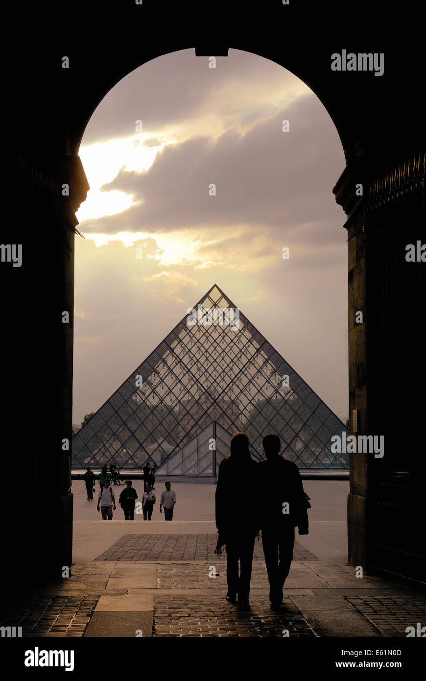 Torbogen und Pyramide des Louvre, Paris, Frankreich Stockfoto