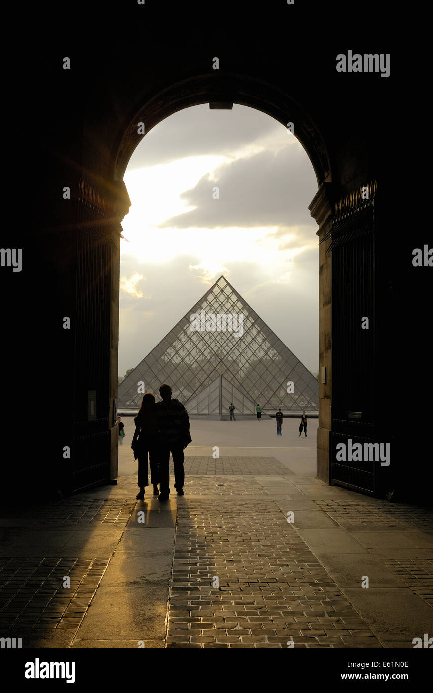 Torbogen und Pyramide des Louvre, Paris, Frankreich Stockfoto